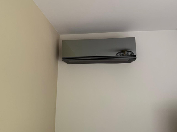 airco met spiegel aan de muur